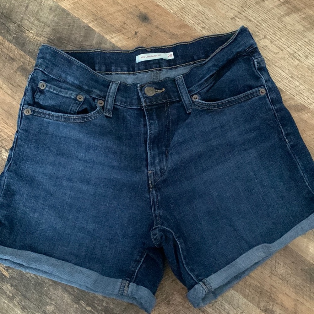 size 28 Levi’s short. barely worn mid length shorts
